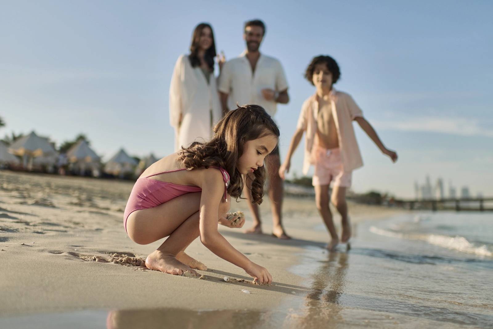 杜拜 Madinat Jumeirah 私人海灘上的家庭旅客