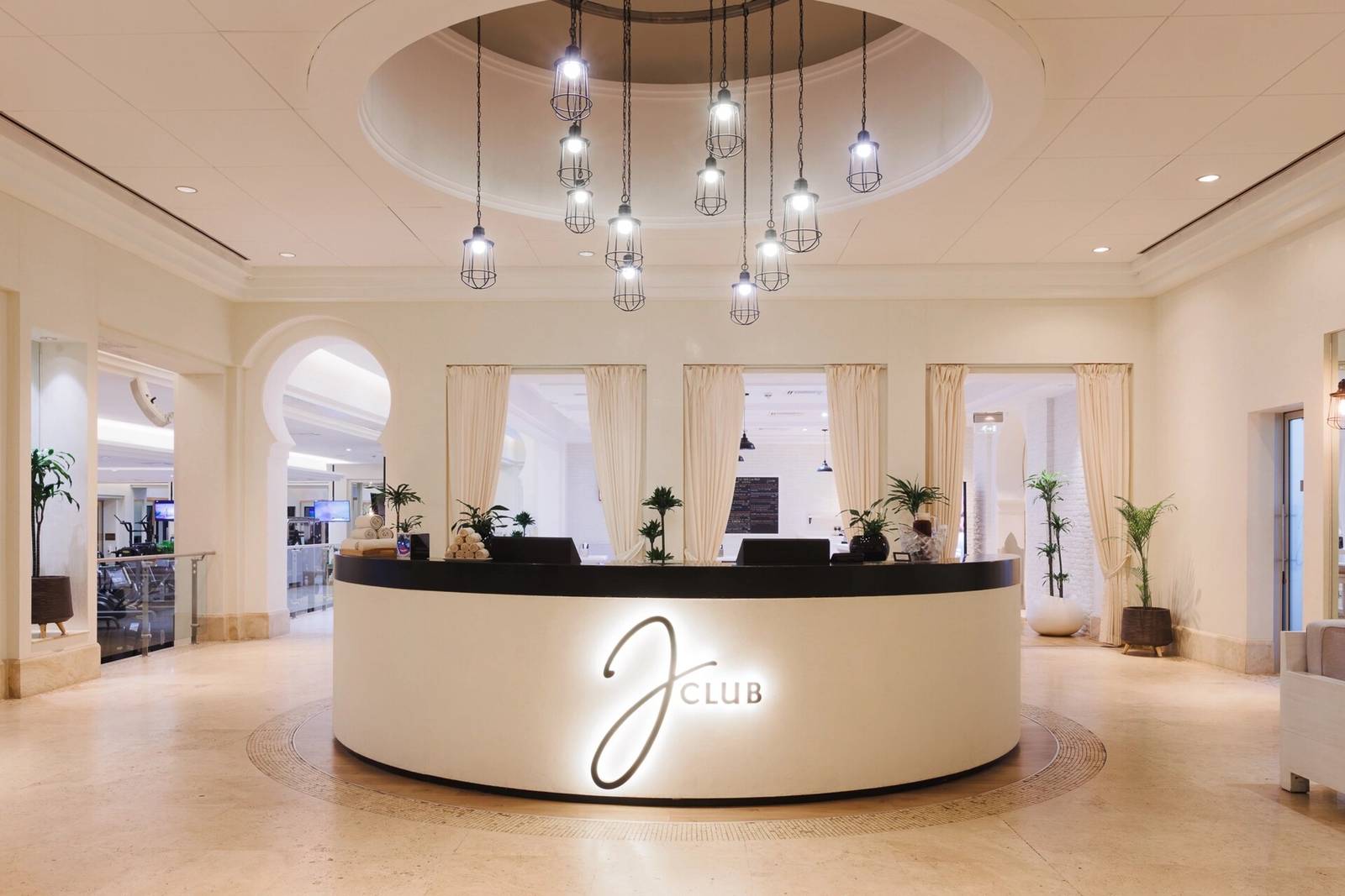 杜拜 Madinat Jumeirah 的 J Club 健身與活動中心接待區