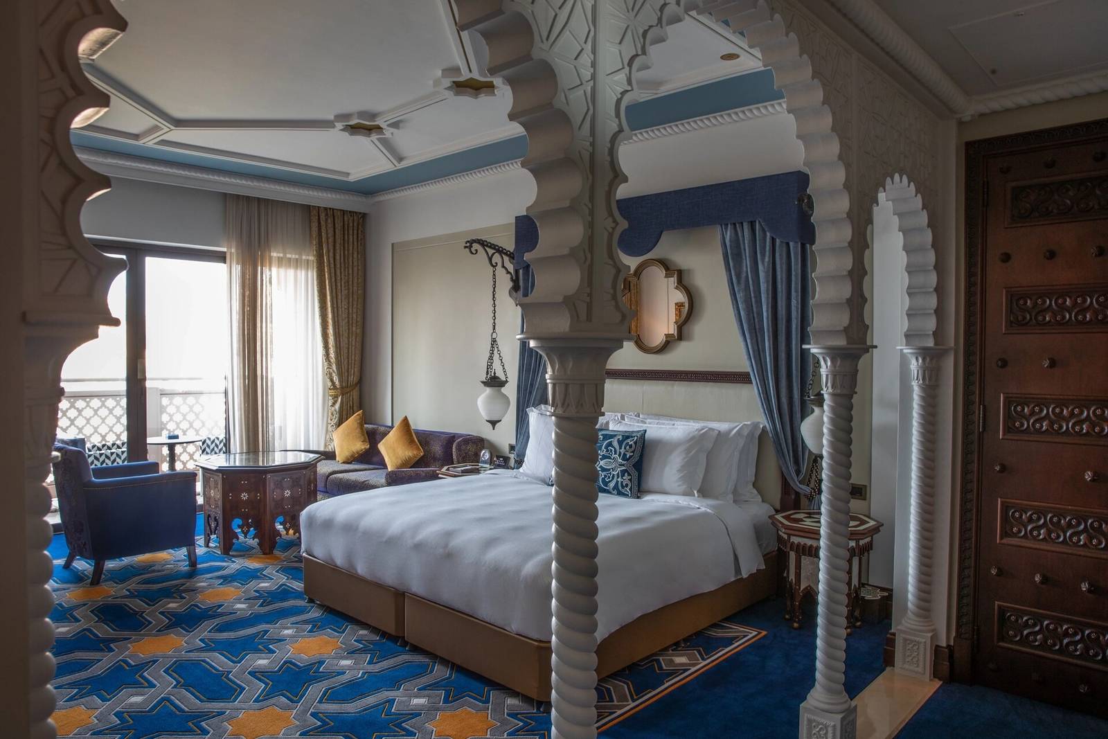 杜拜卓美亞皇宮酒店 Arabian Deluxe Room 的四柱床與阿拉伯木雕