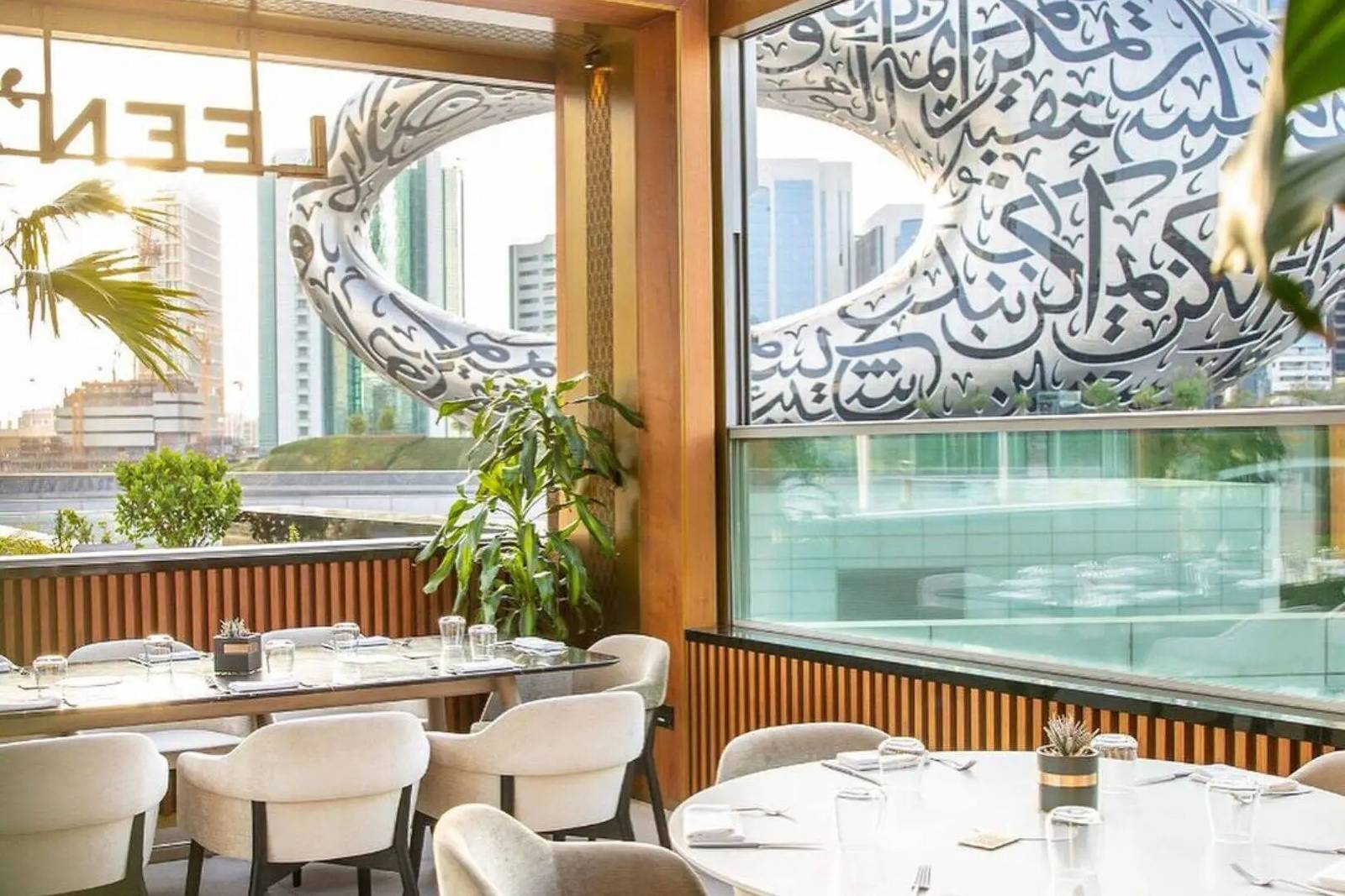 杜拜卓美亞阿聯酋大樓酒店 Leen's 餐廳的用餐空間與塗鴉牆面