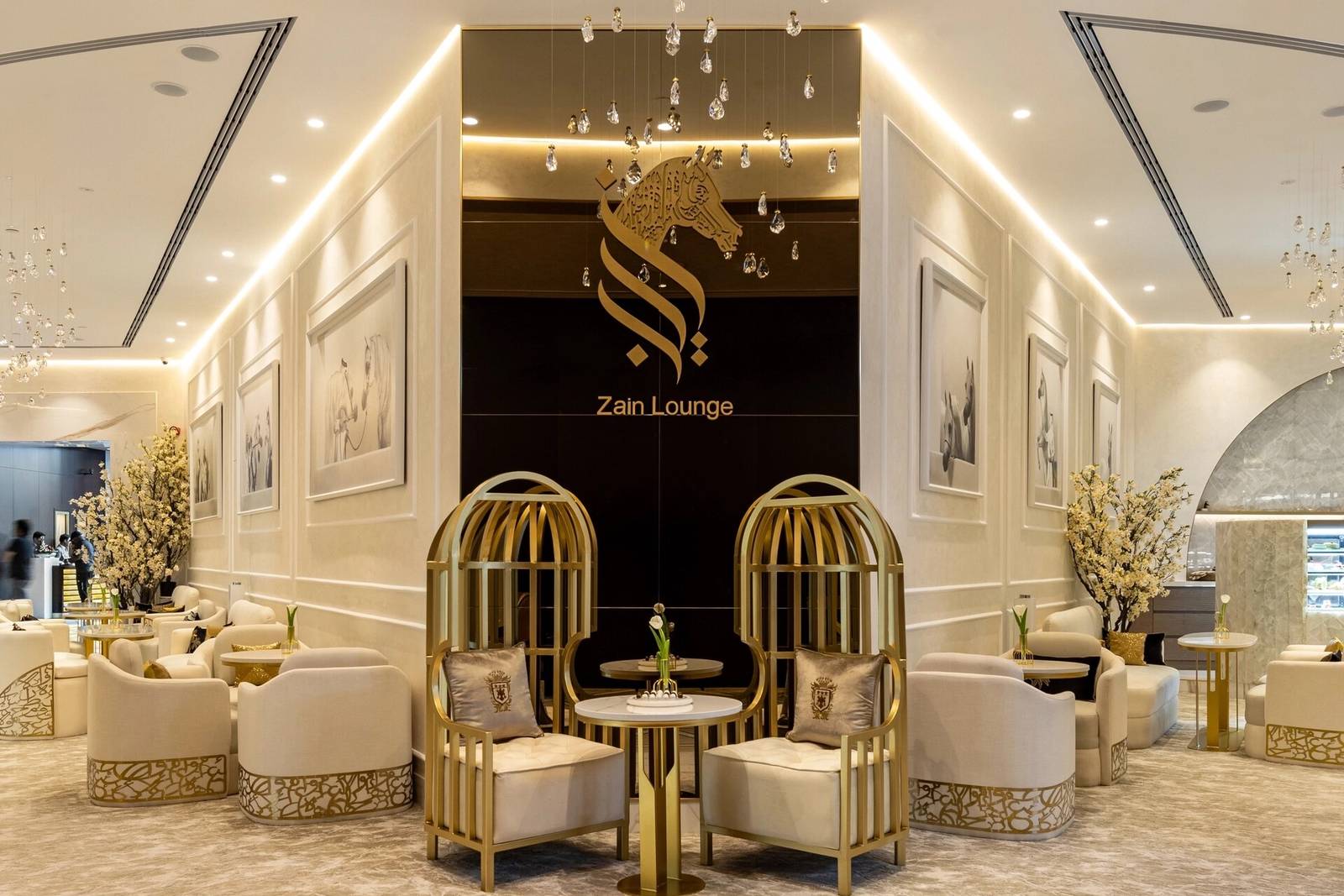 杜拜卓美亞阿聯酋大樓酒店 Zain Lounge 的金色座位區