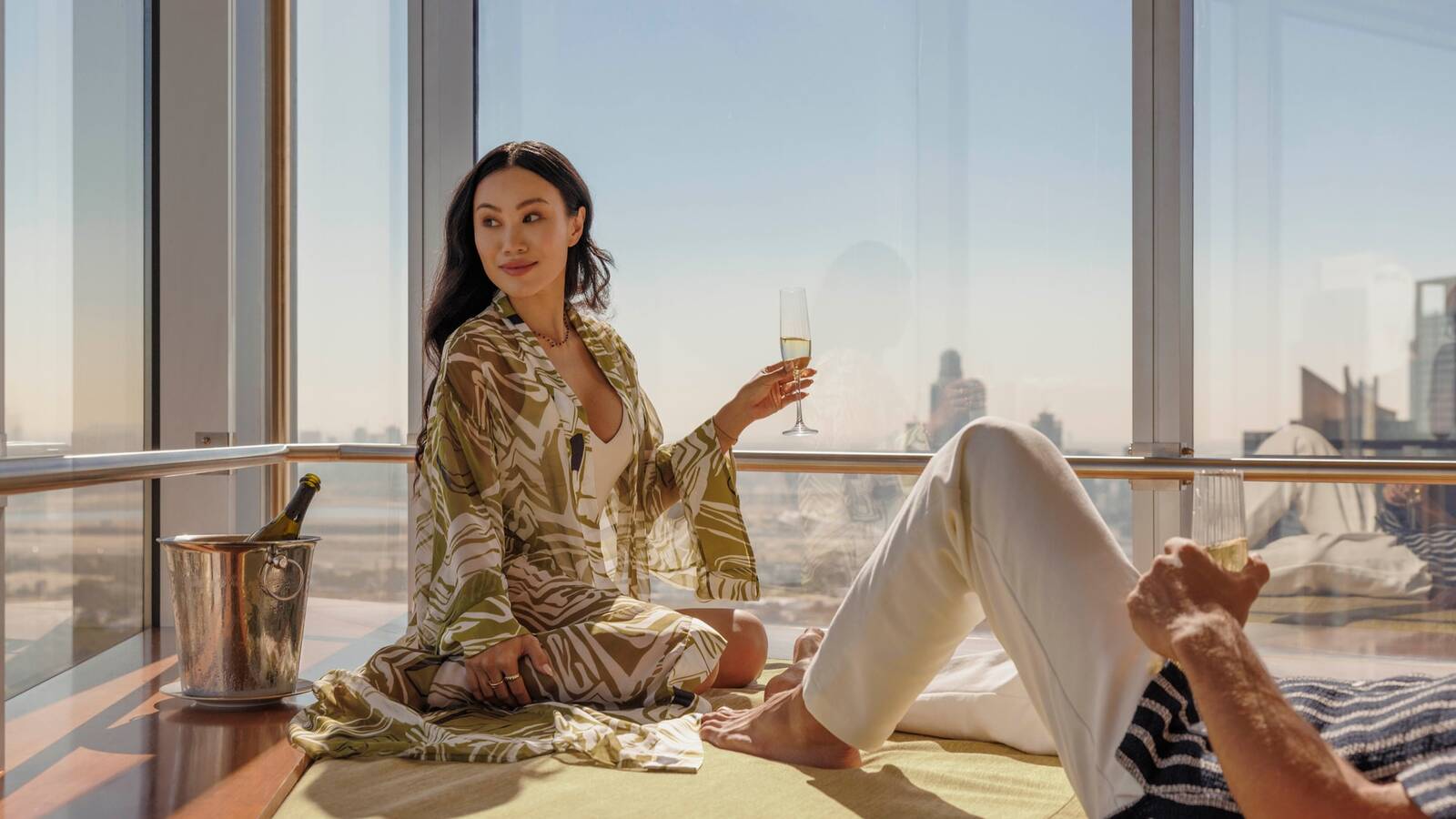 Jumeirah Emirates Towers Executive Suite 落地窗起居空間