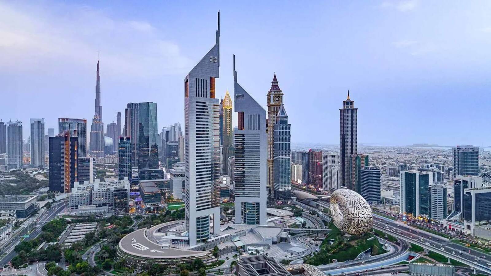 Jumeirah Emirates Towers 位於杜拜市中心的雙塔建築