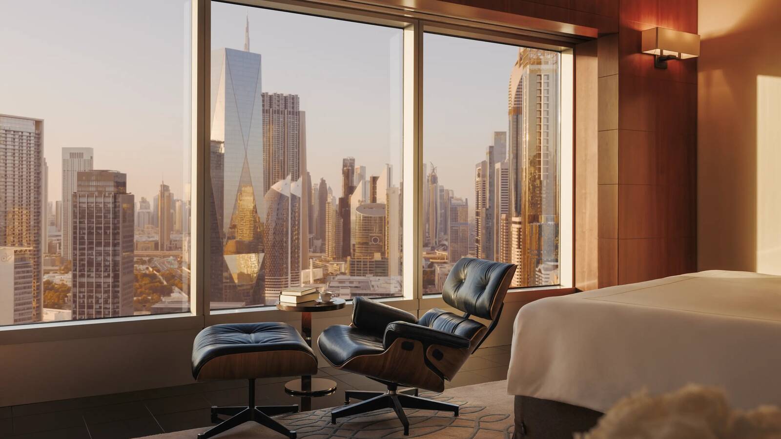 Jumeirah Emirates Towers 客房落地窗與杜拜城市景觀