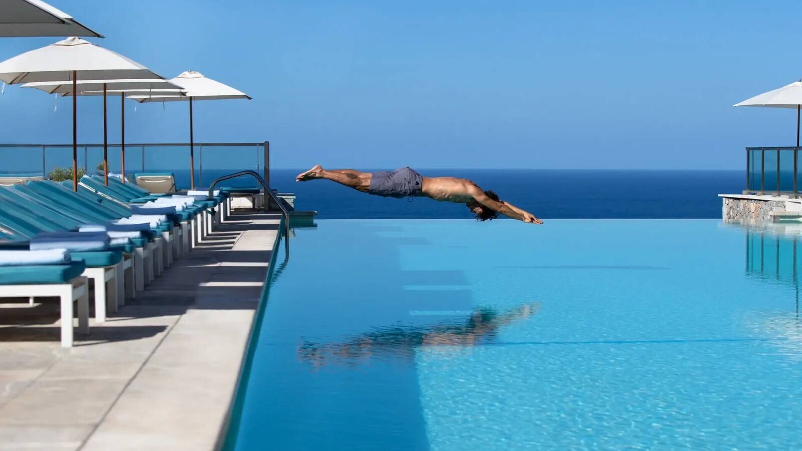 Jumeirah Mallorca 面向地中海的無邊際泳池