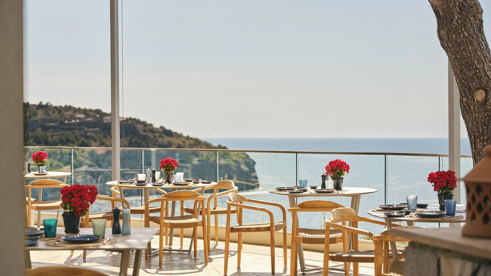 Jumeirah Mallorca 面向地中海的戶外餐飲空間