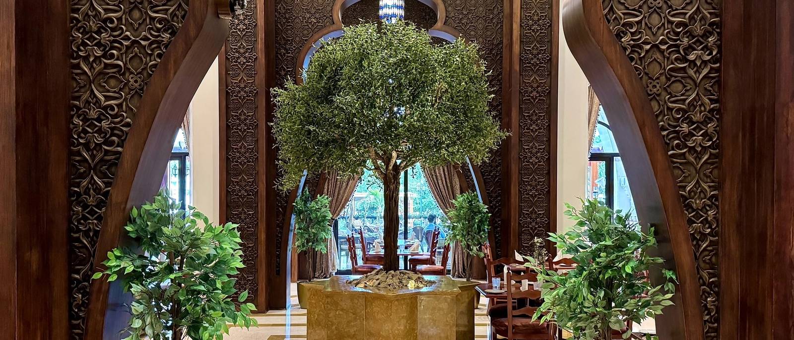 杜拜卓美亞扎比爾薩瑞酒店 Al Nafoorah 餐廳的入口與綠意
