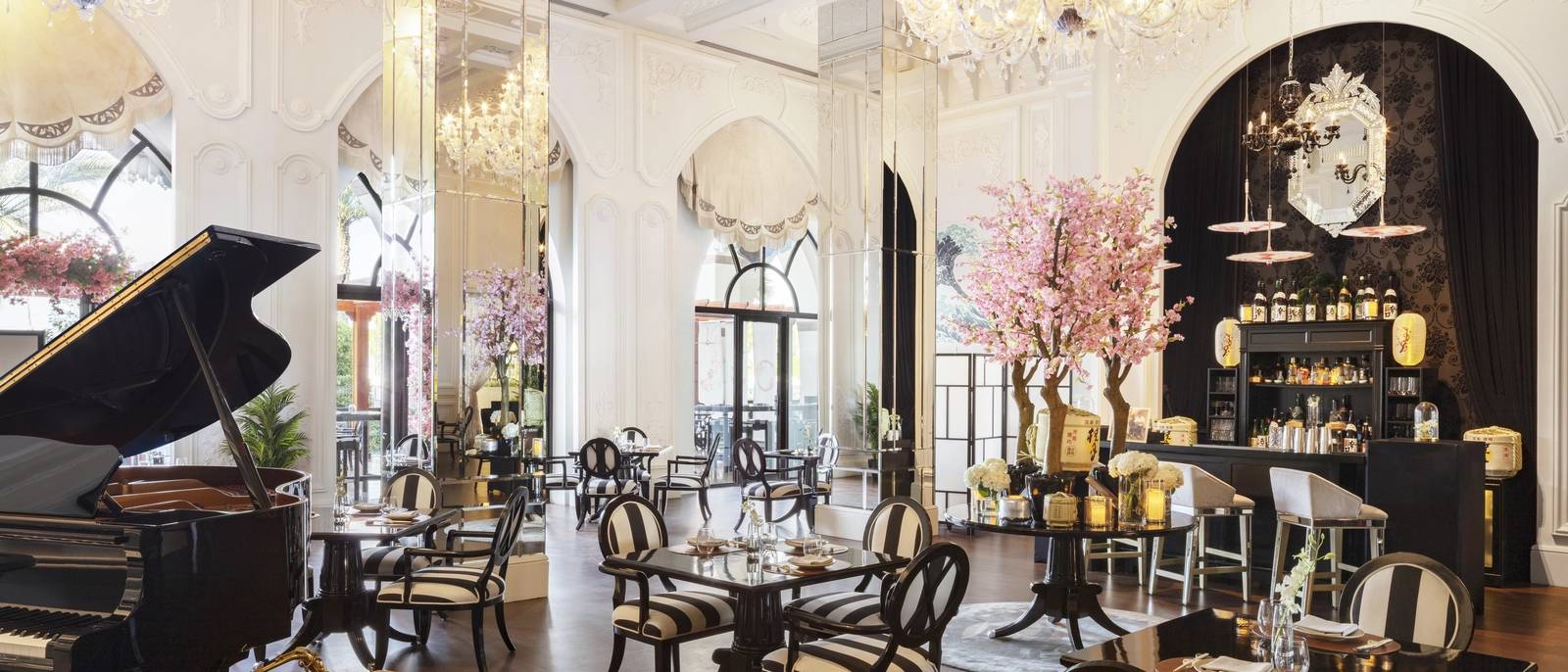 杜拜卓美亞扎比爾薩瑞酒店 Arcadia 酒廊的鋼琴與座位