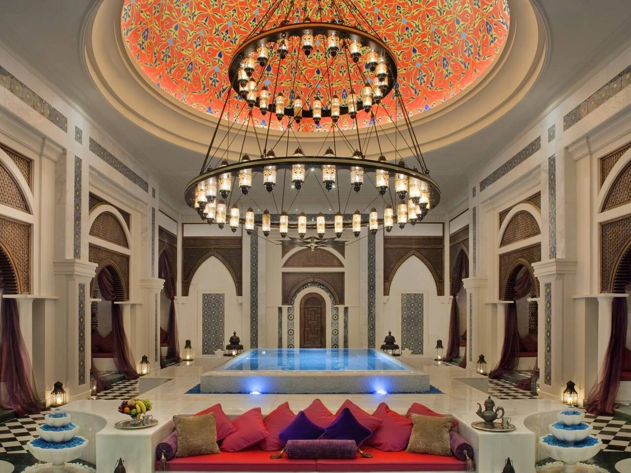 杜拜卓美亞扎比爾薩瑞酒店 Talise Ottoman Spa 的室內池與彩繪穹頂