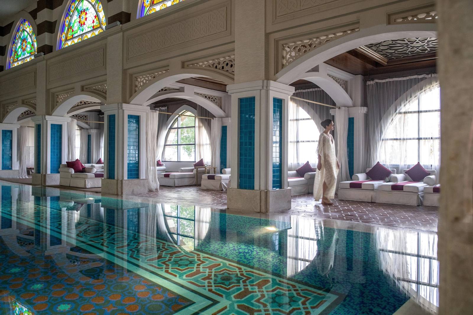 杜拜 Talise Ottoman Spa 被彩繪玻璃圍繞的室內池