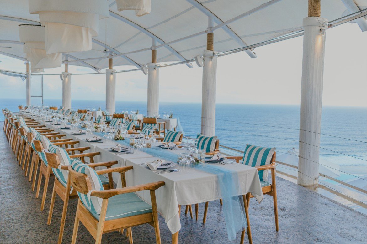 di Mare 餐廳的長桌與海景