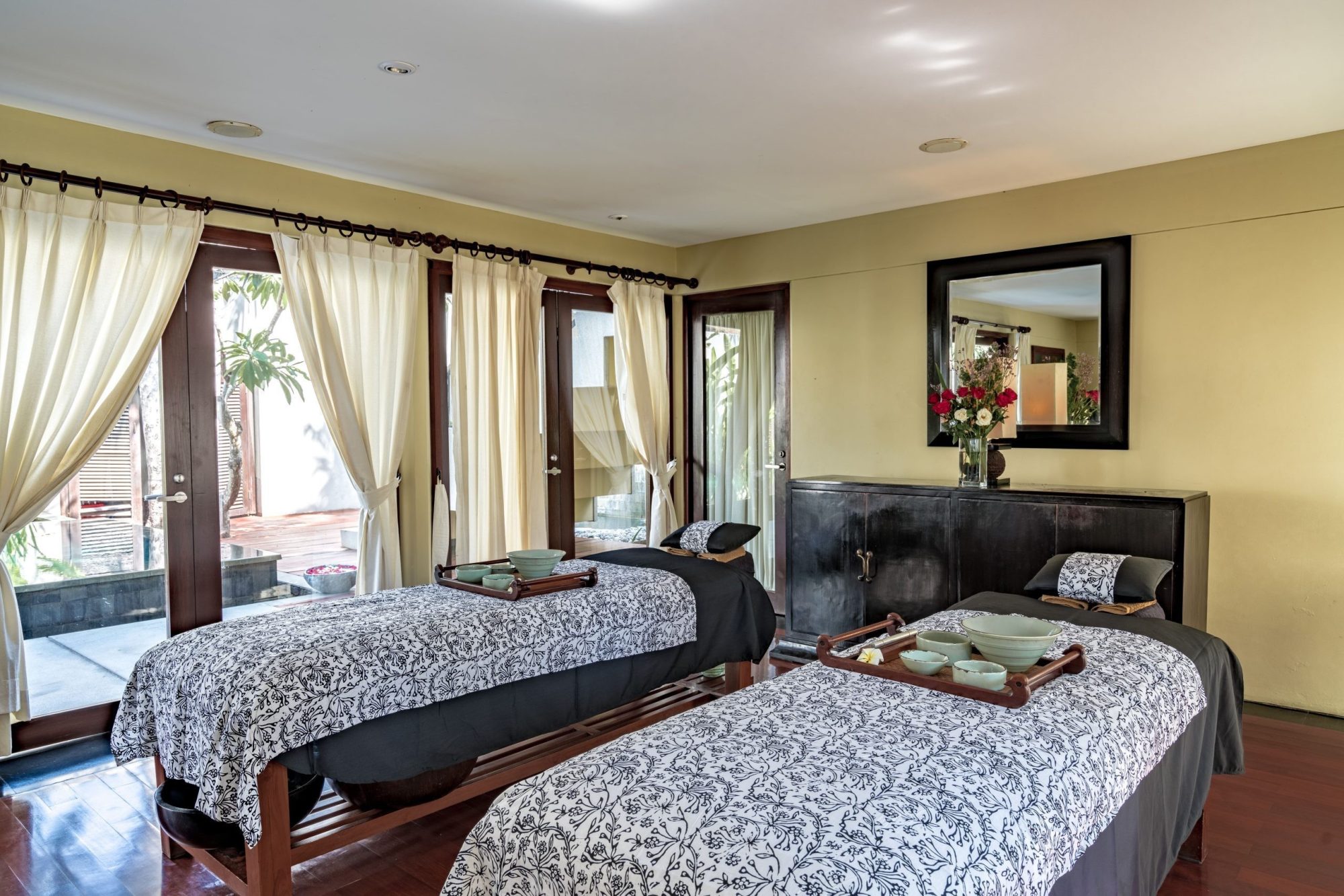 Kayumanis Spa 靜謐水療芳療室與傳統印尼按摩床實景