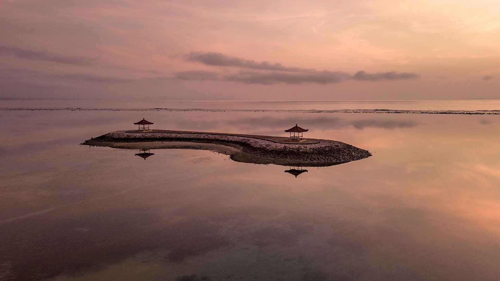 三房極致莊園別墅的大型私人泳池與綠意庭院
