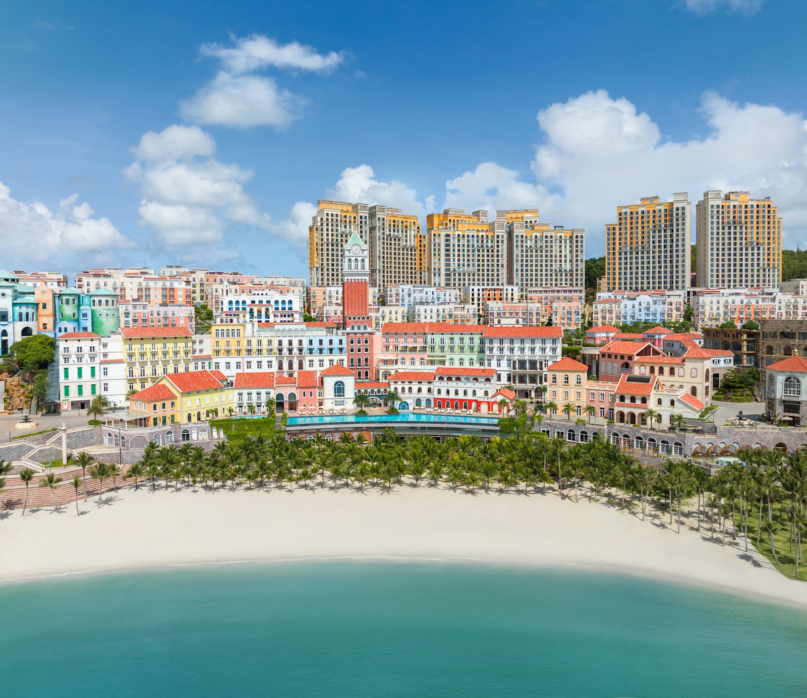 彩色建築群與海灣的空拍