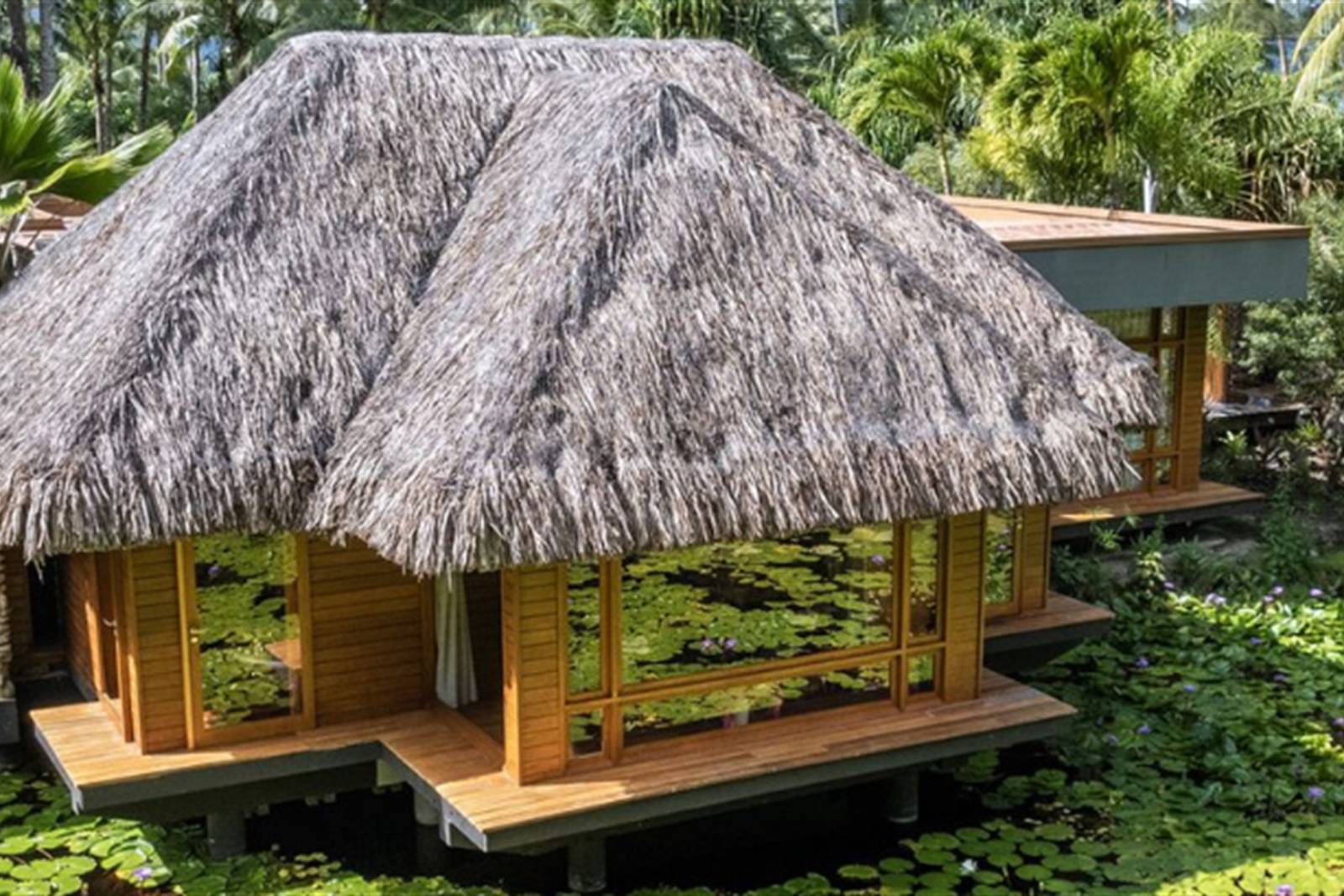 波拉波拉樂波拉波拉度假村 Tāvai Spa 的茅草屋頂館舍
