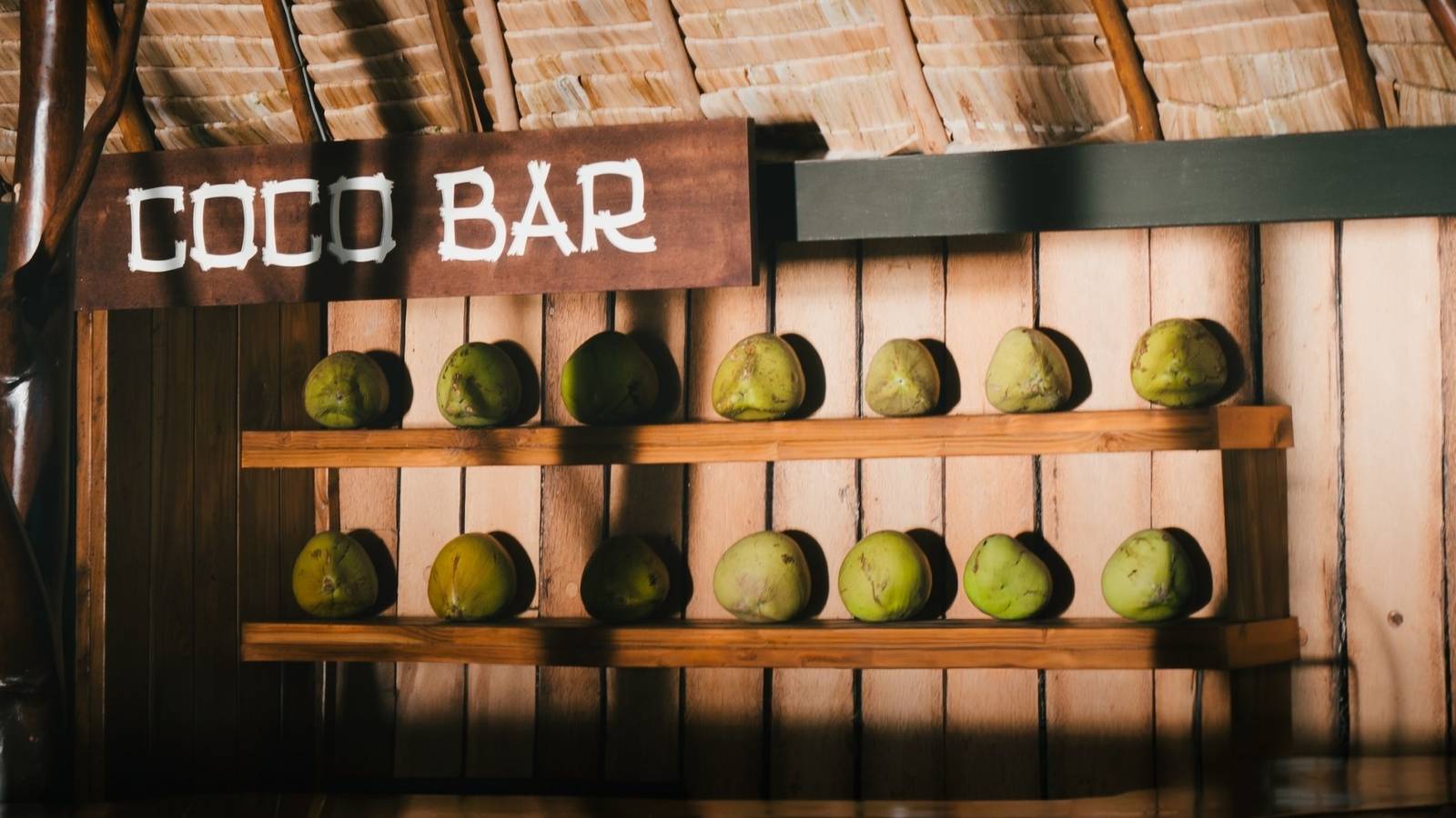 塔哈島樂塔哈度假村 Coco Bar 的椰子陳列與吧檯