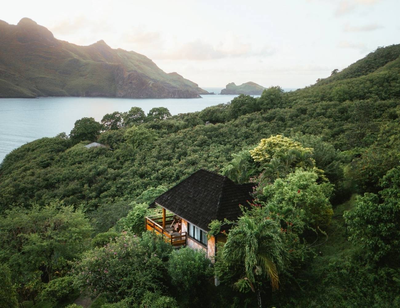 隔著潟湖望向塔哈島綠色山稜的景色
