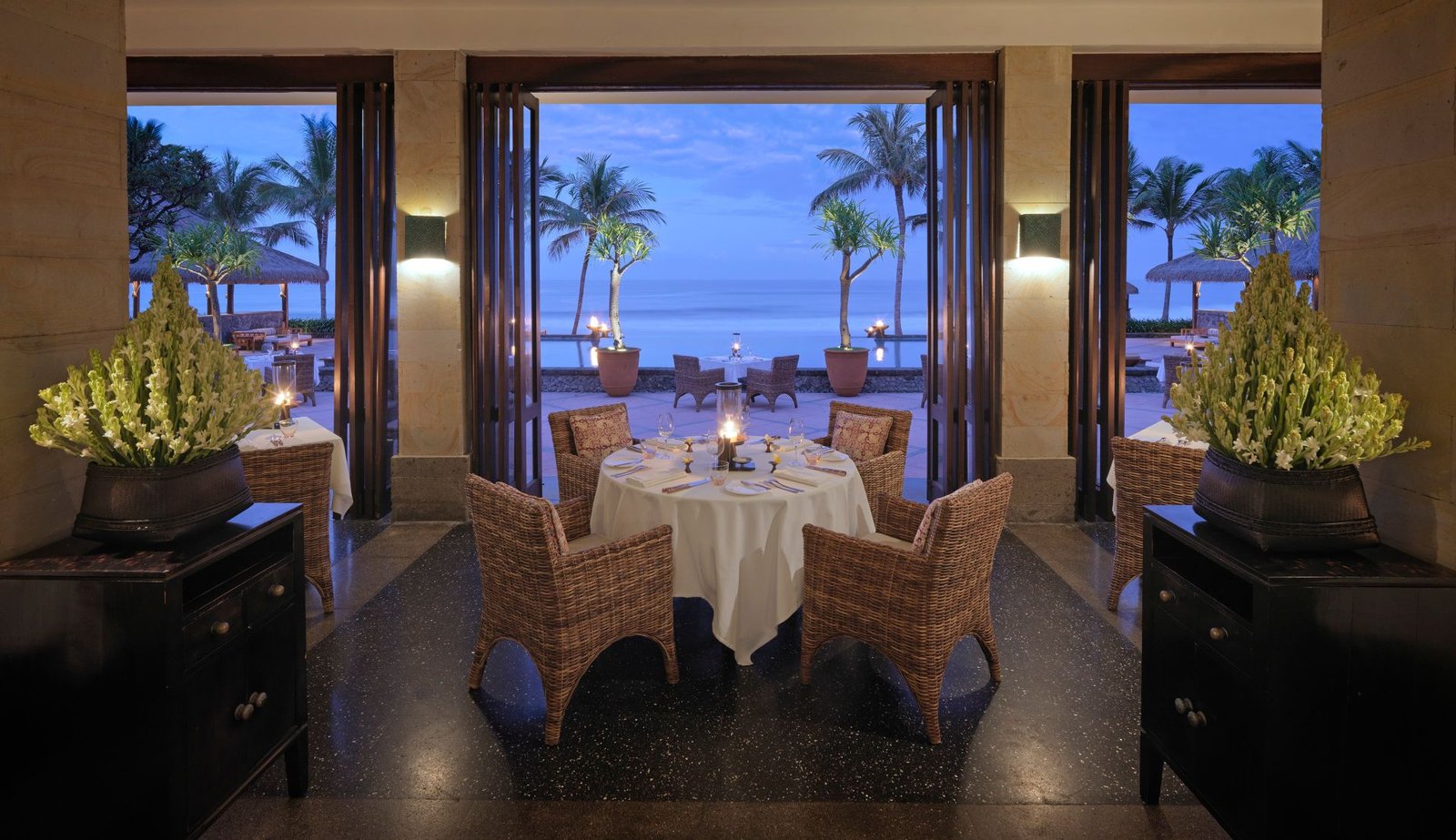夜幕下的 The Restaurant