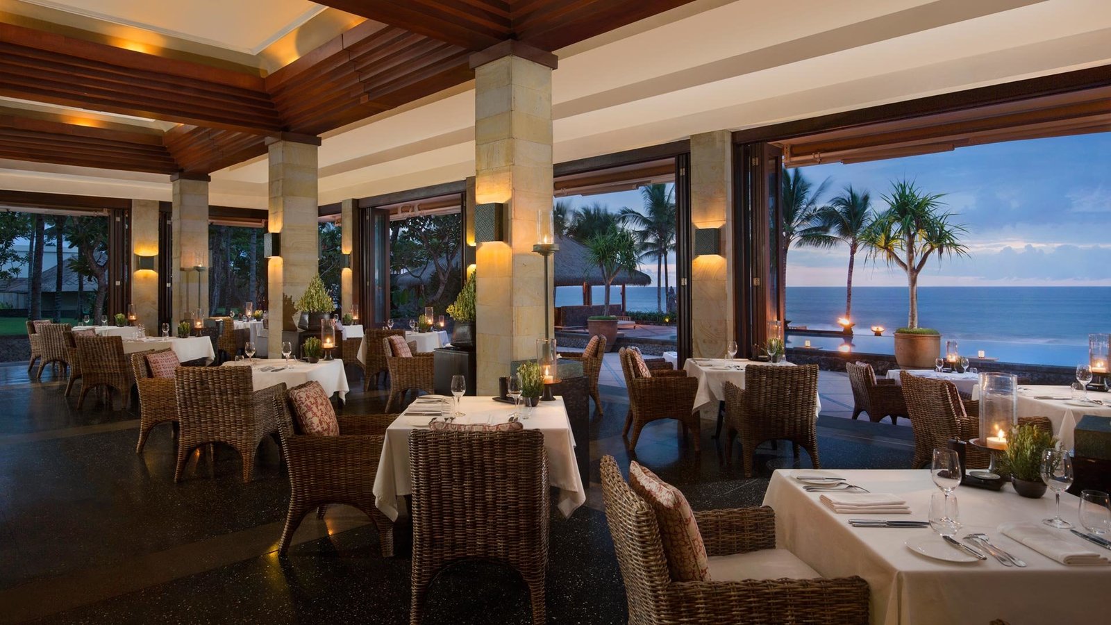 The Restaurant 的室內晚間氛圍