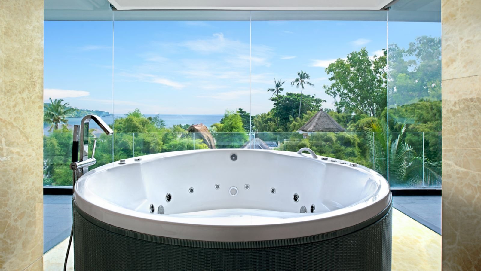 套房浴室的按摩浴缸與綠意窗景