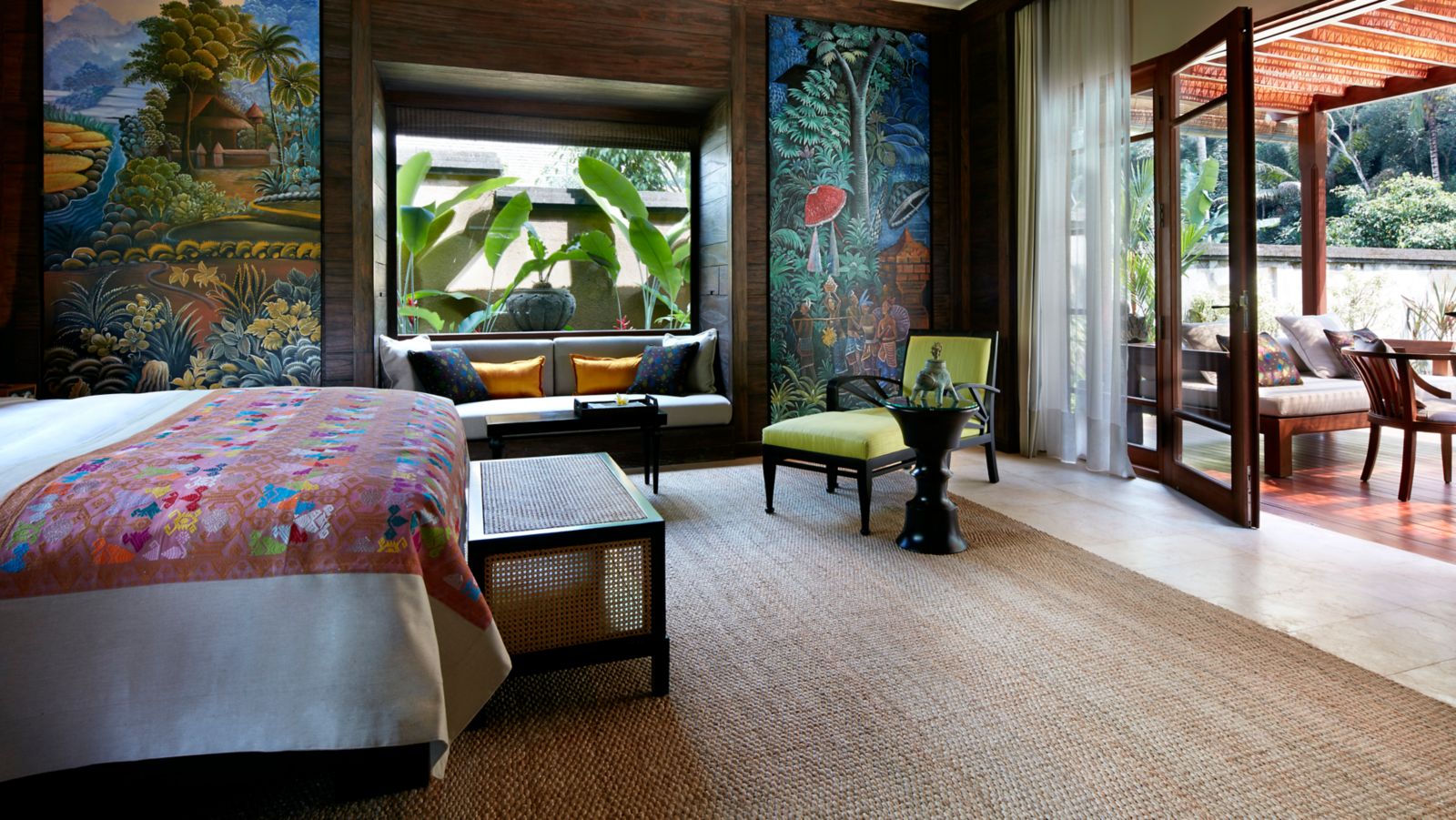 One Bedroom Pool Villa 臥室與整面峇里藝術牆