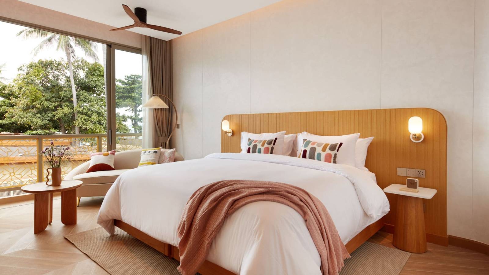 蘇梅島 Marasca 度假村 Comfy 客房的大床與木質牆面