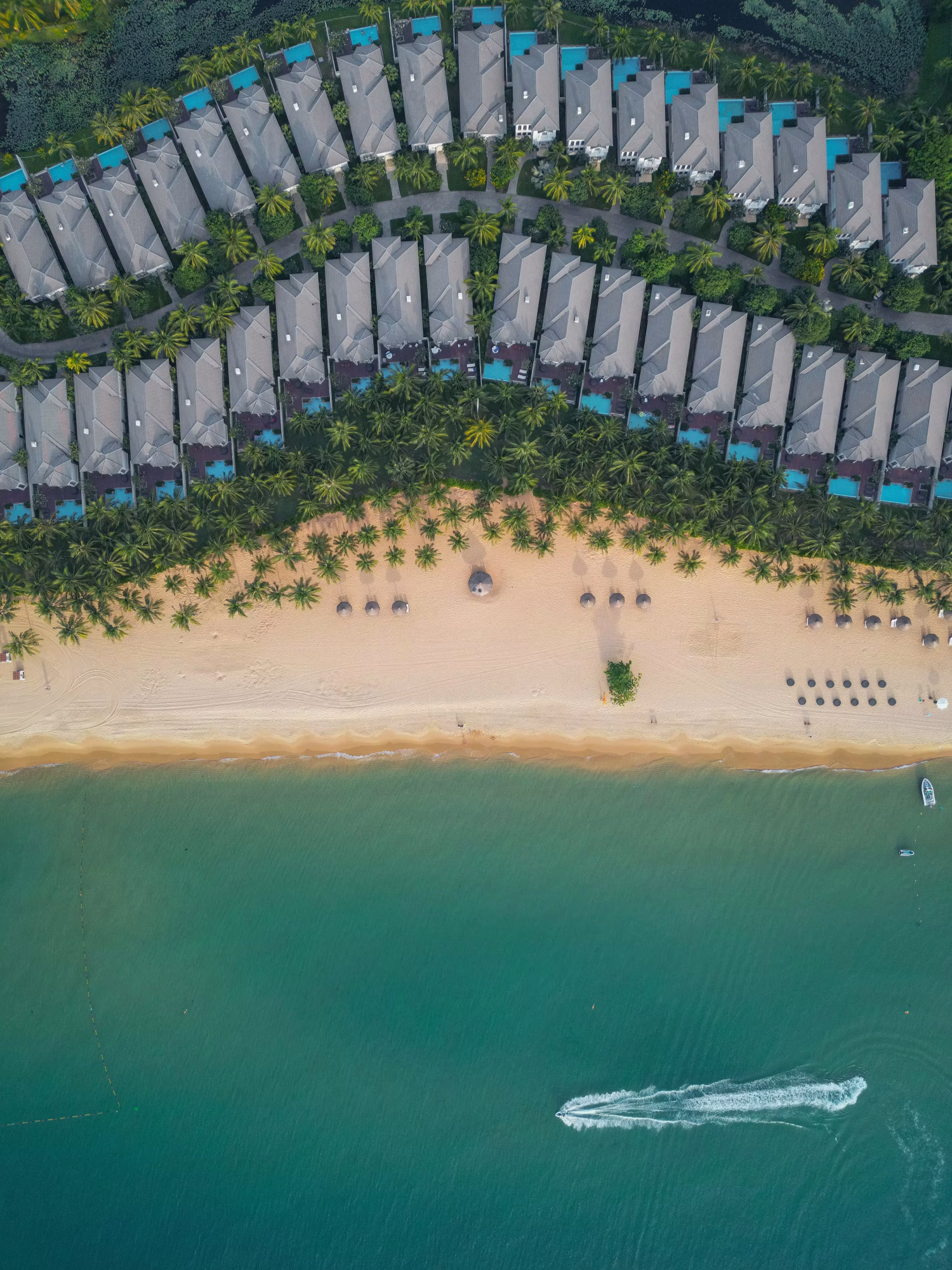 沿著海岸呈扇形排開的別墅群空拍