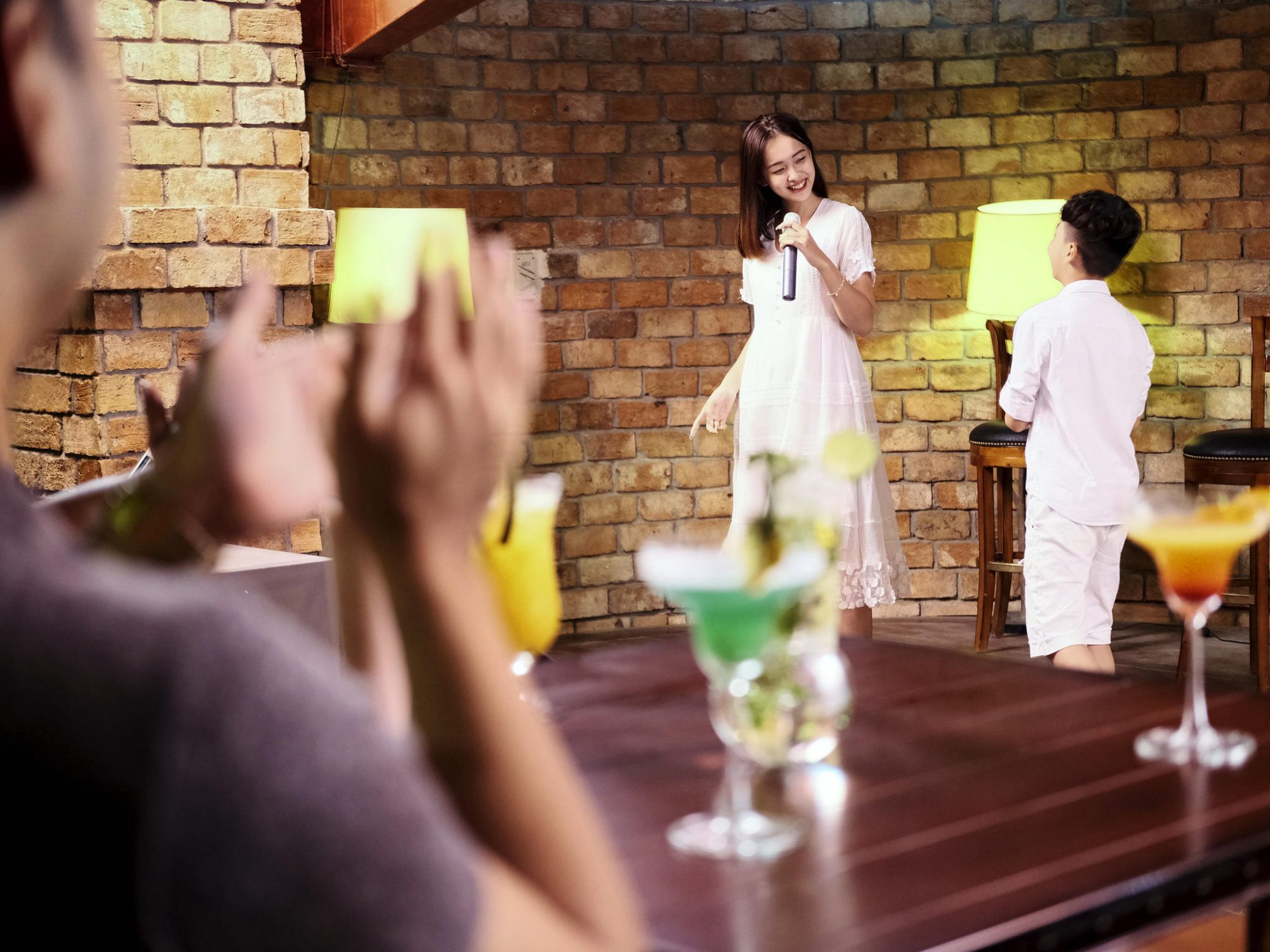 在吧檯調飲料的親子