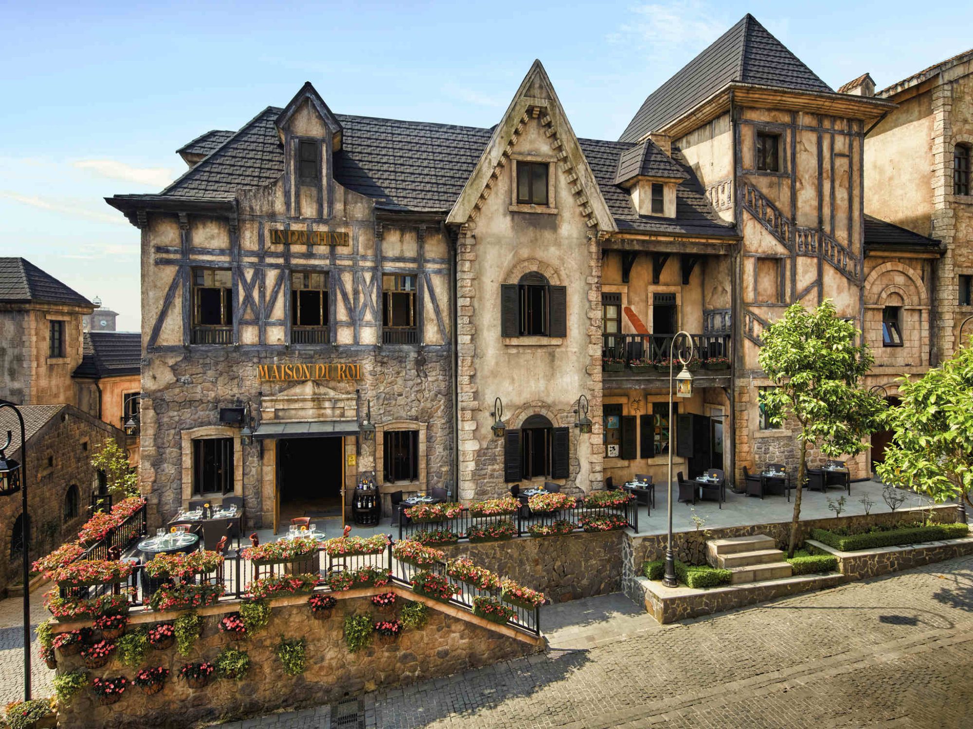 白天的法國村街景與石造建築