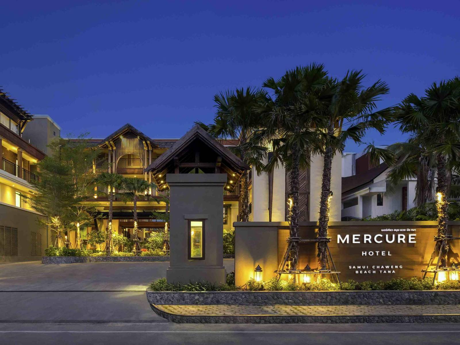 蘇梅島查汶美居飯店入口與夜間點燈的 MERCURE 招牌