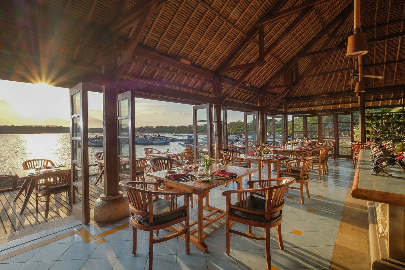 峇里島門將干 Mimpi 度假村餐廳的挑高木構用餐空間