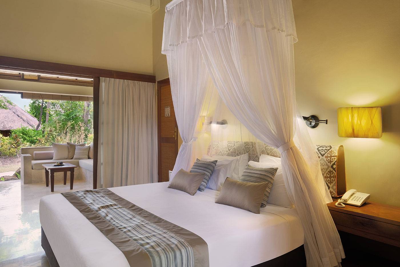 峇里島門將干 Mimpi 度假村 Patio Room 的大床與蚊帳