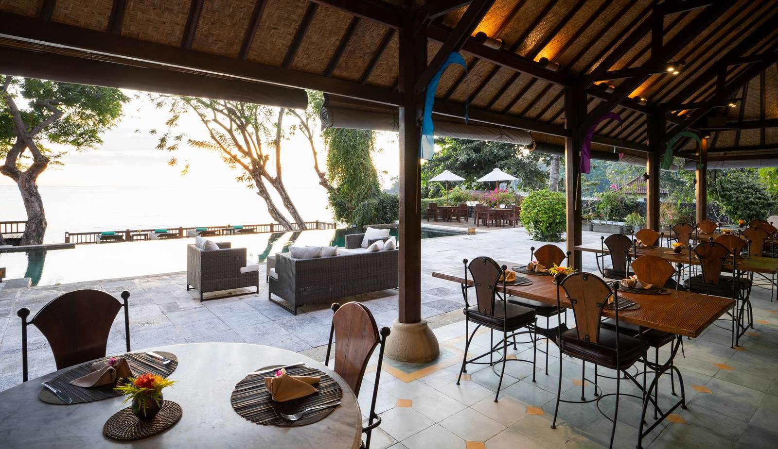 峇里島圖蘭奔 Mimpi 度假村 Tunjung 餐廳的開放式用餐區與海景