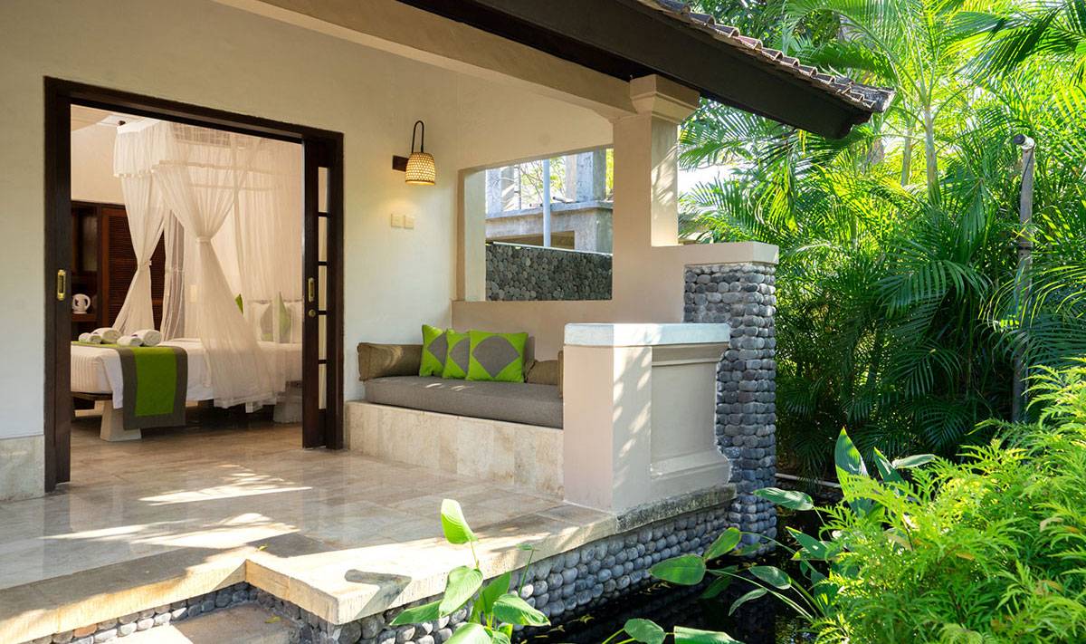 峇里島圖蘭奔 Mimpi 度假村 Patio Room 的門廊與熱帶植栽