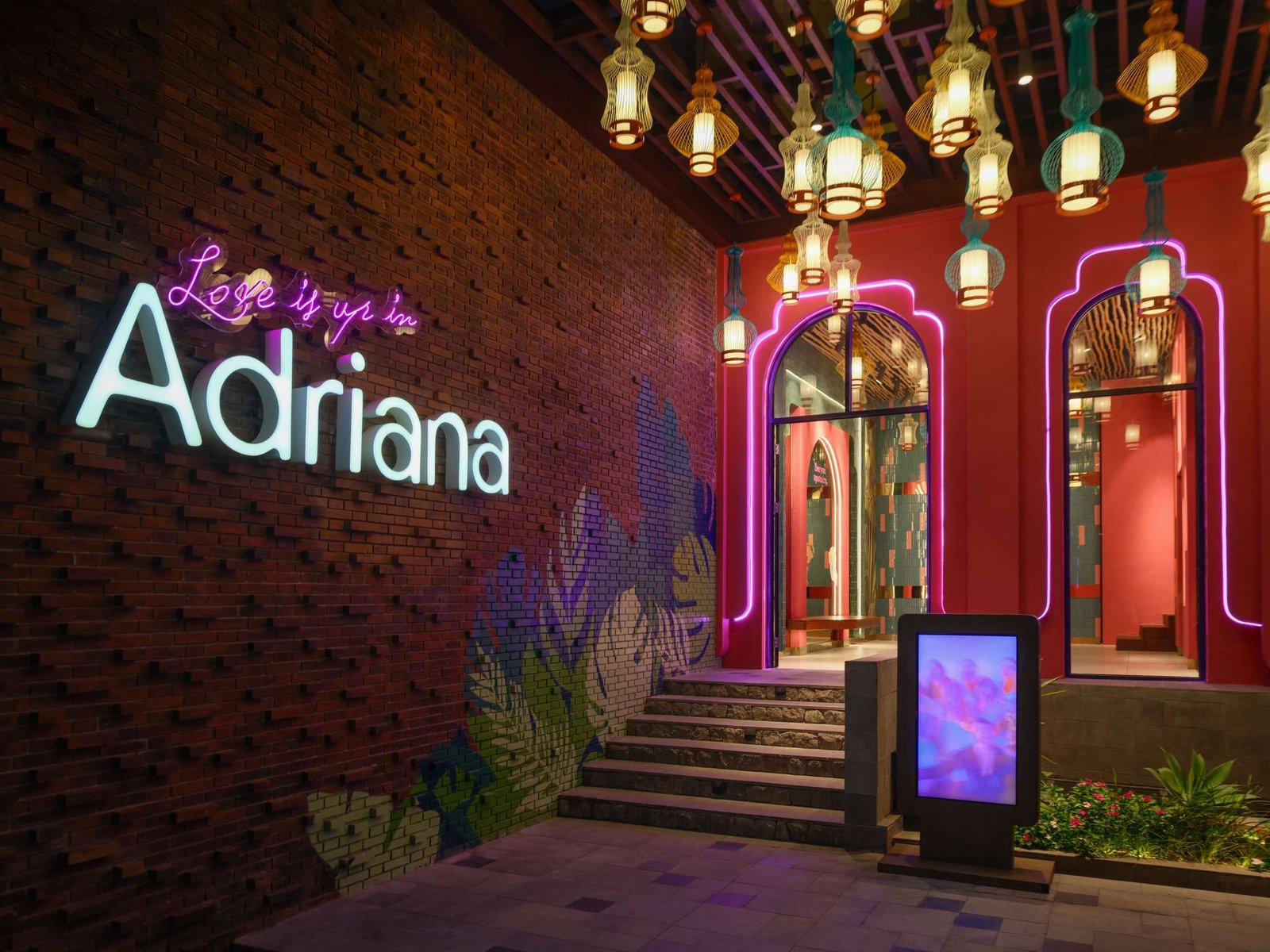 Adriana 墨西哥餐廳的霓虹入口
