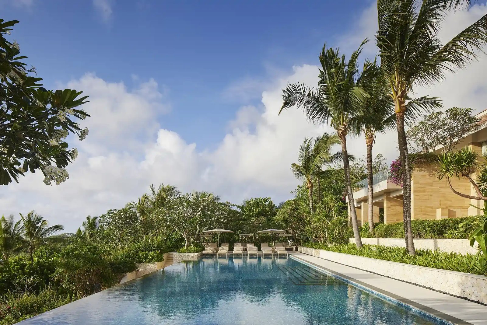 Mulia Villas 的 Aqua Pool 靜謐泳池
