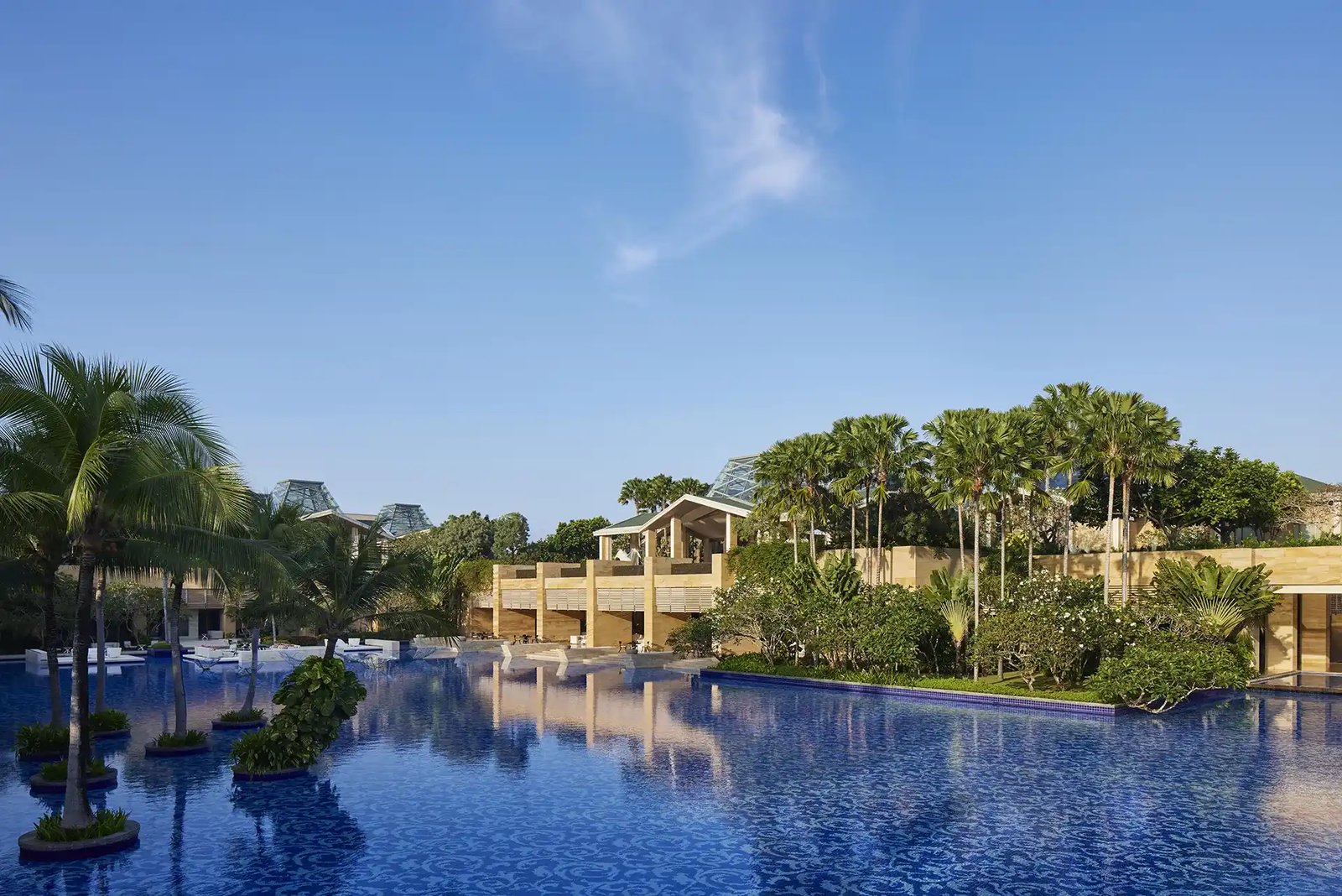 Mulia Resort 的水景花園望向大廳
