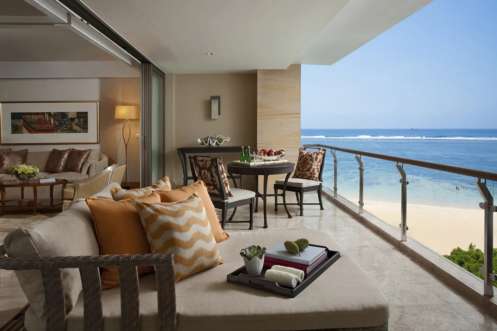 The Mulia 的 Earl Suite 套房與戶外露台