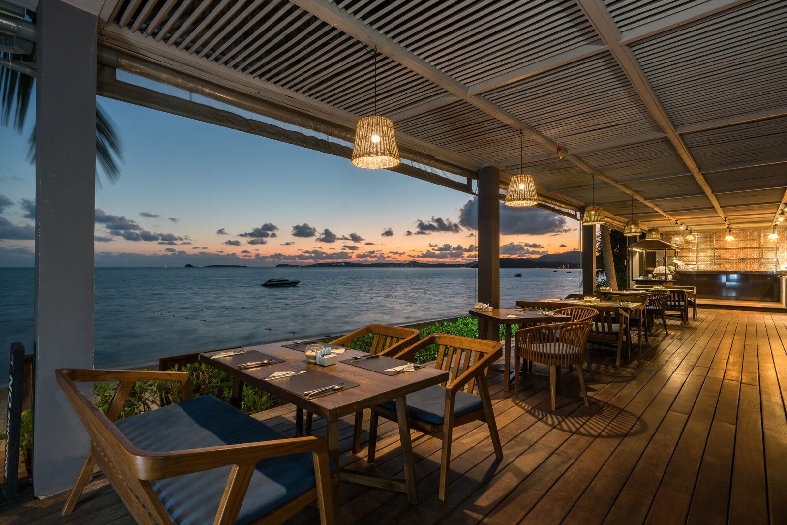 Sea Wrap 餐廳黃昏時的海景座位