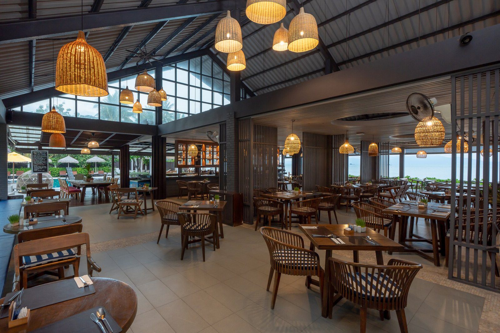 Sea Wrap 餐廳的室內用餐空間