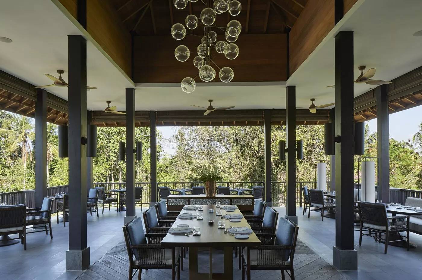 峇里島 Niirjhara 度假村 Ambu 餐廳的挑高木構用餐空間