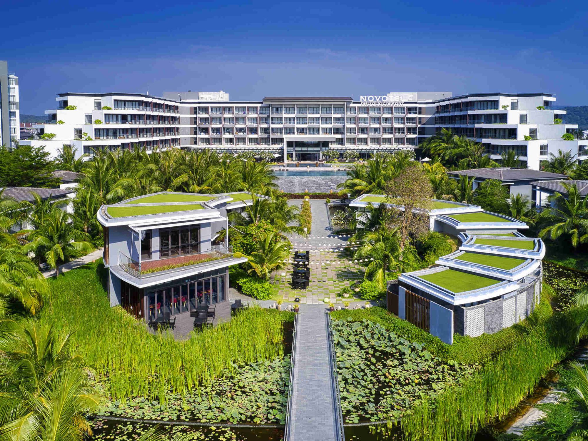 草屋頂建築與園區綠地