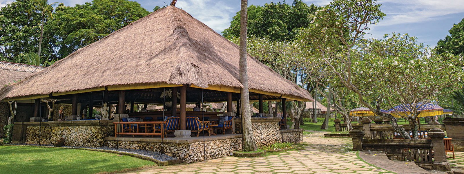 海灘畔的 Kayu Bar