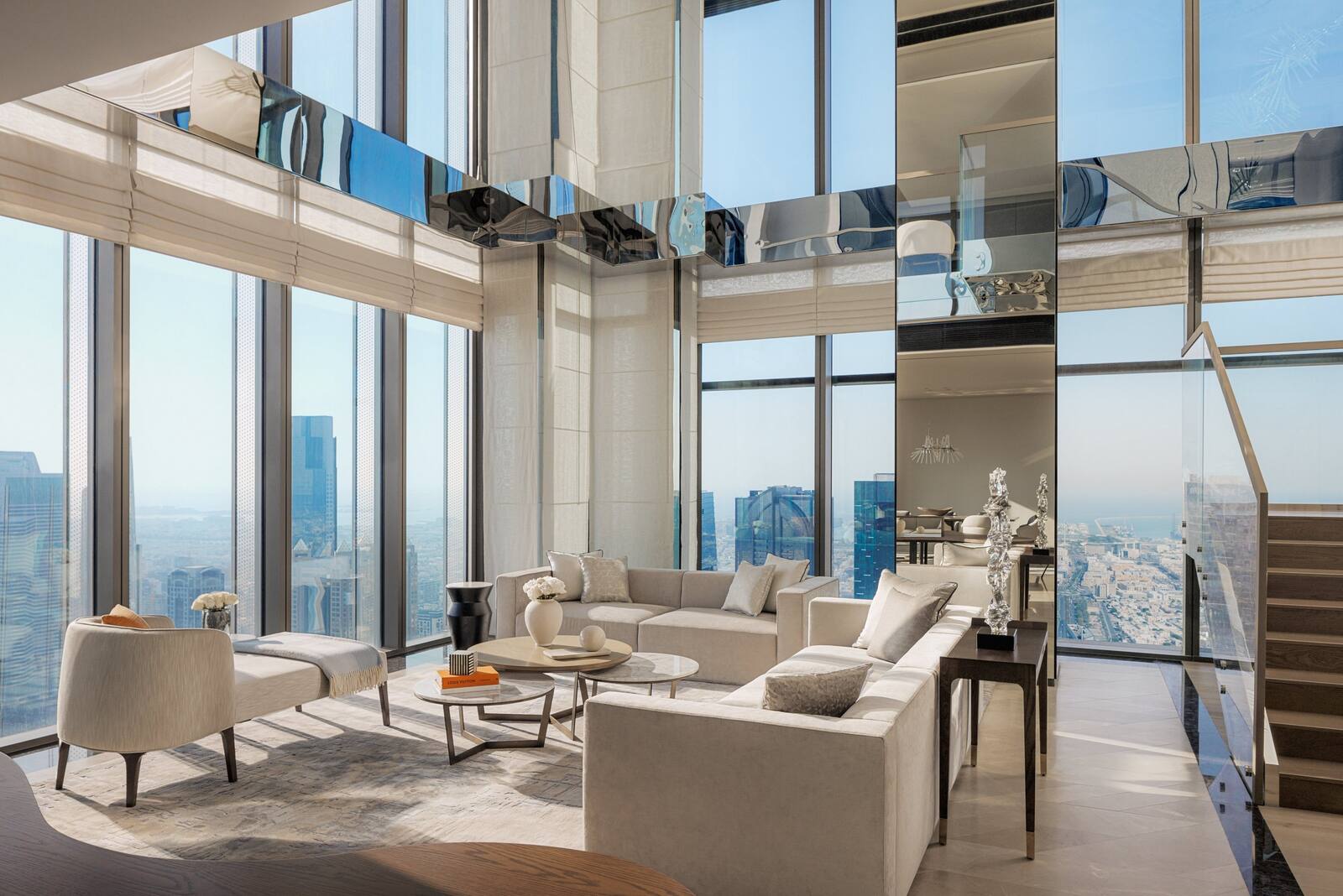 杜拜 One&Only 匝比爾酒店 Skyline Loft 的挑高起居空間