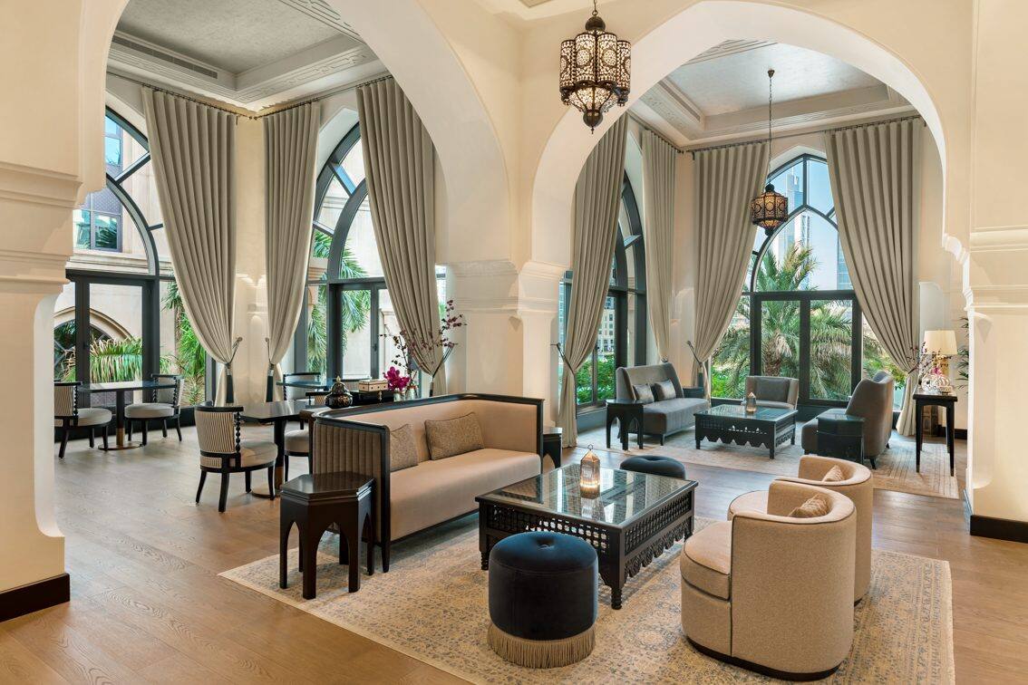 杜拜 Palace Downtown 宮殿酒店 Al Bayt 的拱窗酒廊