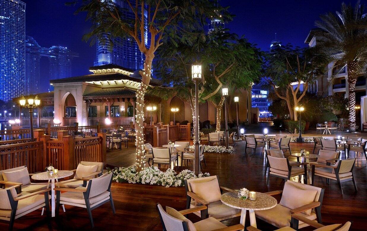 杜拜 Palace Downtown 宮殿酒店 Buhayra Lounge 的夜間戶外座位