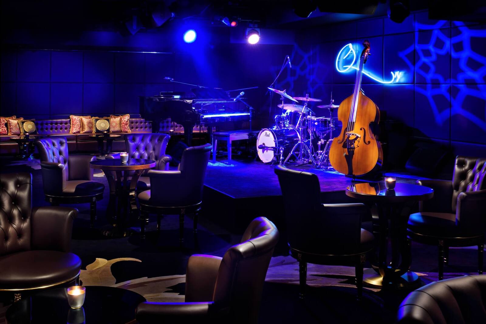 杜拜凡賽斯宮殿酒店 Q's Bar and Lounge 的現場演出舞台
