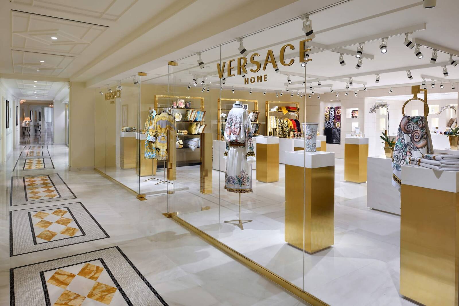 杜拜凡賽斯宮殿酒店館內的 Versace Home 專門店