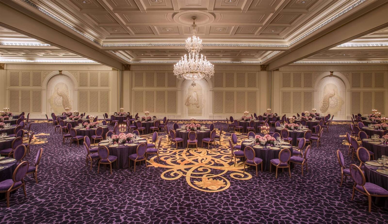 杜拜凡賽斯宮殿酒店 Gala 宴會廳的圓桌布置