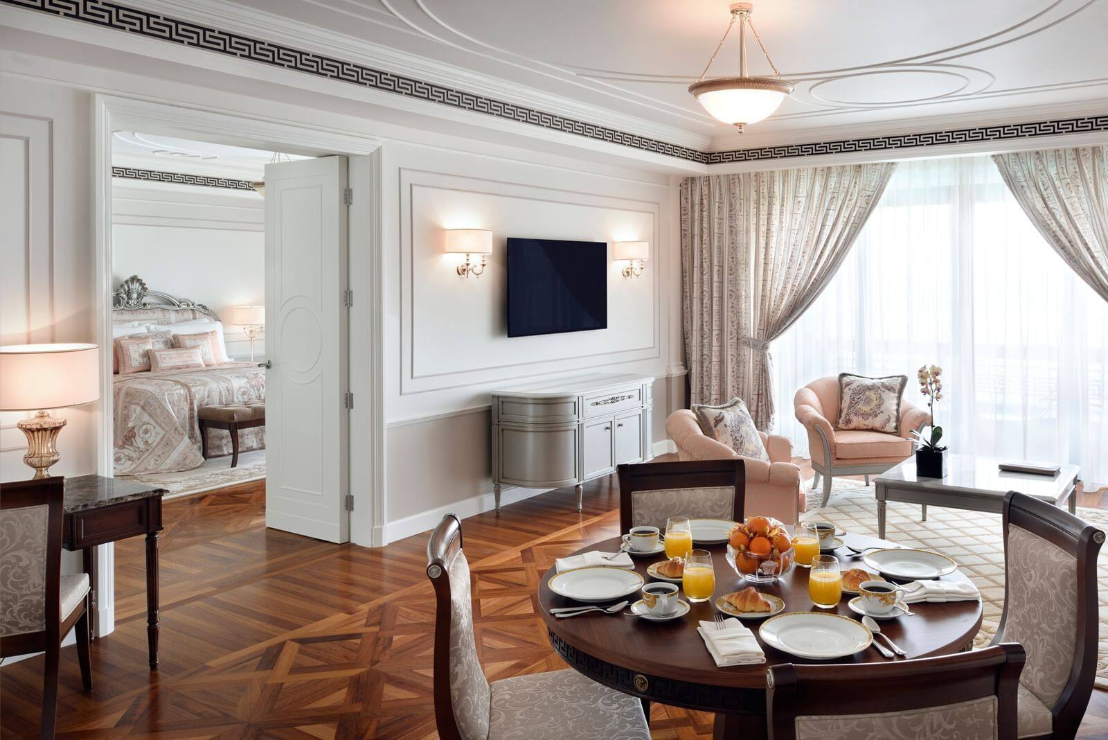 杜拜凡賽斯宮殿酒店 Grand Suite 的起居與餐廳